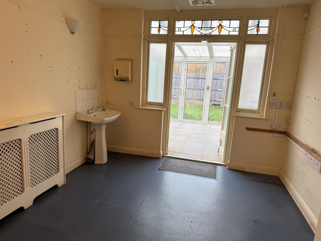 Lot: 36 - FORMER DOCTORS SURGERY WITH POTENTIAL FOR RESIDENTIAL CONVERSION - GF rear consulting room 4 leading to conservatory